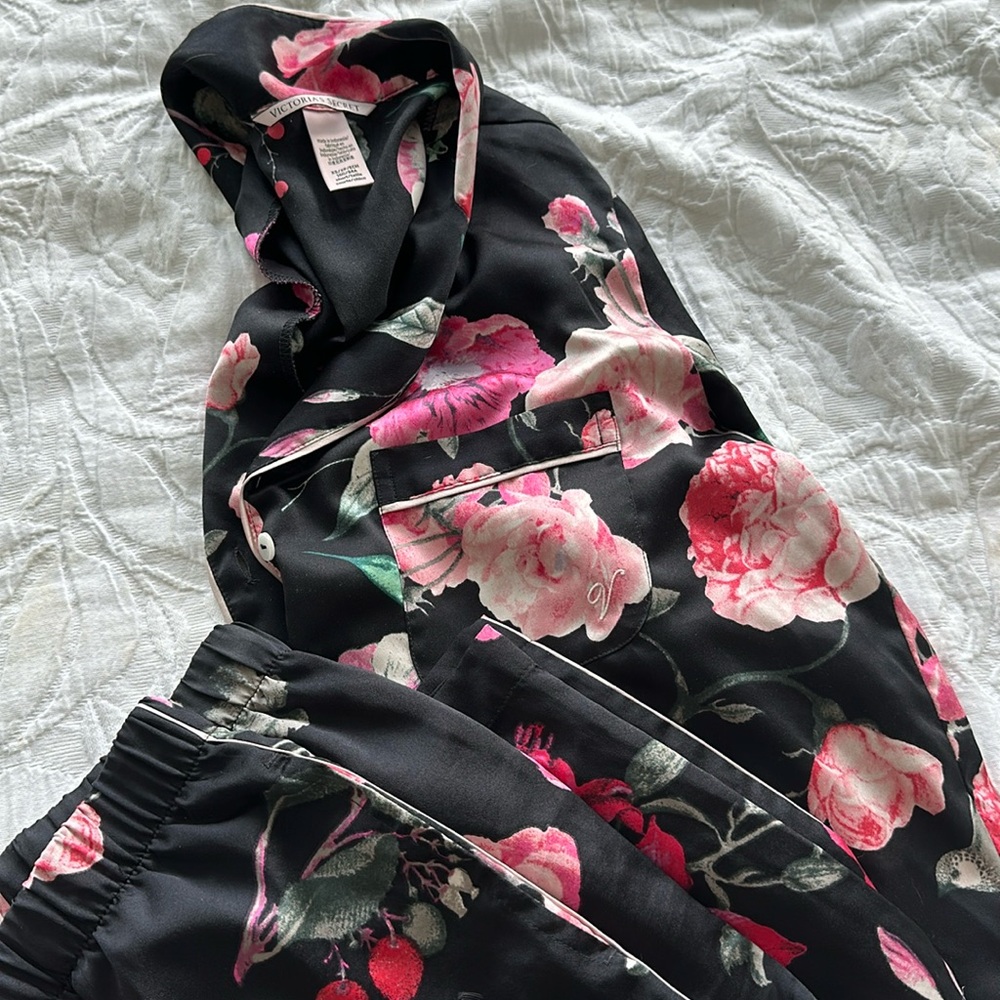 Women’s Victoria’s Secret long sleeve/pant Pj Set (size XSP)